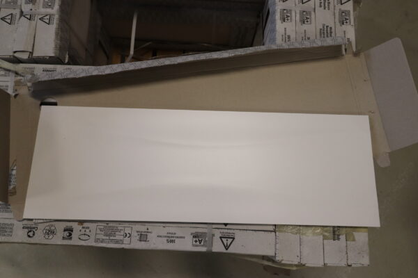 Flise 25x75cm mat hvid. Glaseret flise med "kurver"