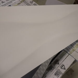 Flise 25x75cm mat hvid. Glaserert flise med "kurver"