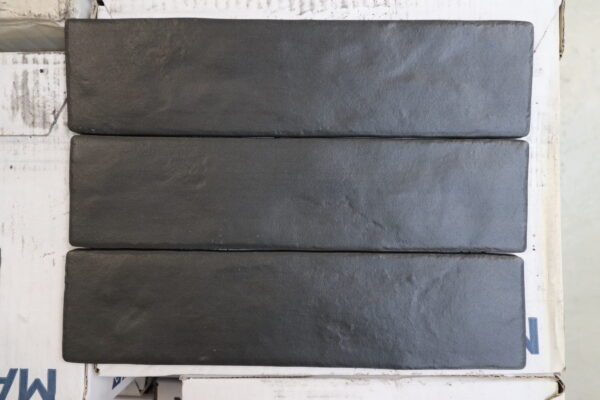 Glasereret gulv og væg flise 7x28cm Antracit grå.
