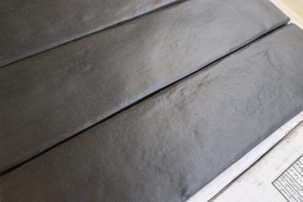 Glasereret gulv og væg flise 7x28cm Antracit grå.