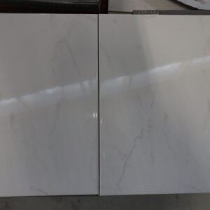 Glaseret væg flise med hvid marmor look 25x36cm.