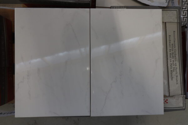 Glaseret væg flise med hvid marmor look 25x36cm.