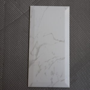 Glasereret væg flise hvid med grå marmorering 15x30cm.