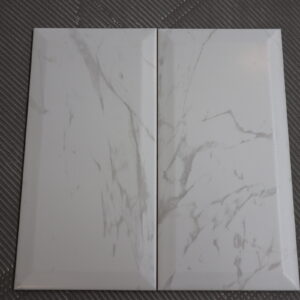 Glasereret væg flise hvid med grå marmorering 15x30cm.